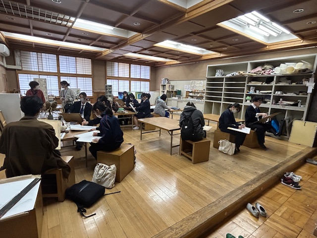 小中学生が部屋にあるものをスケッチしている。