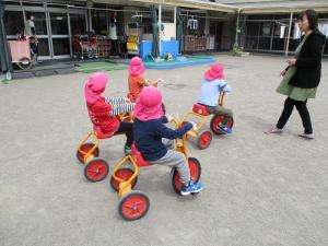購入した三輪車で遊ぶ園児達の画像