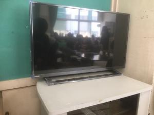 小学校に設置された黒いテレビの画像