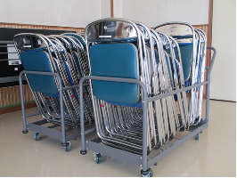 六郷公民館で購入した折りたたみ椅子用台車の写真