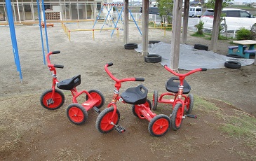 久賀保育所の園庭に置かれた三輪車の写真