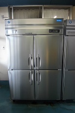 給食センターに設置された冷蔵庫の写真