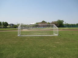サッカー場に設置されたサッカーゴールの写真。グラウンド上に寝かせた形でゴールポストが置かれている。