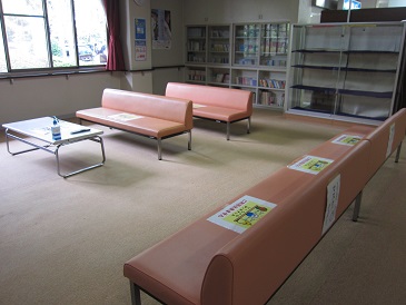 老人福祉センターあけぼのに設置されたソファーの写真