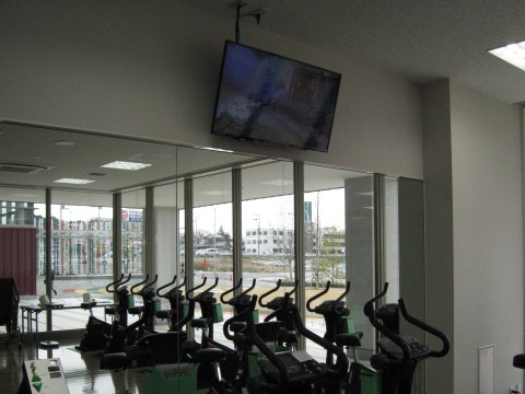 ウェルネスプラザのトレーニングルームに設置された液晶テレビの画像。