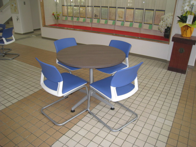藤代公民館に設置されたミーティングテーブルとブルーのイスの写真