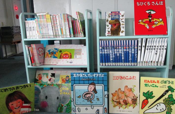 ふじしろ図書館に飾られている児童用図書の写真
