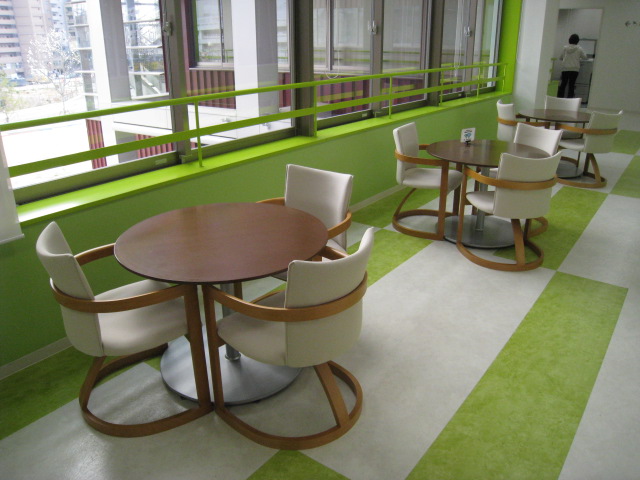 ウェルネスプラザ内に設置された待合用のテーブルとイスの画像