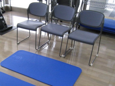 ウェルネスプラザトレーニングルームの中に設置された椅子の画像。